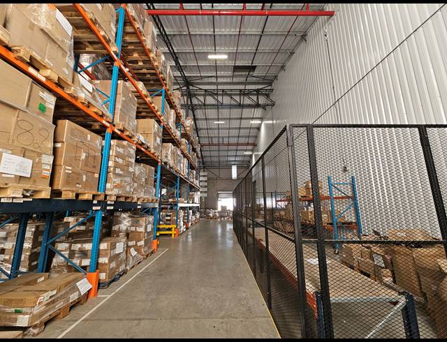 3,500M² WAREHOUSE TO LET IN LONGLAKE
